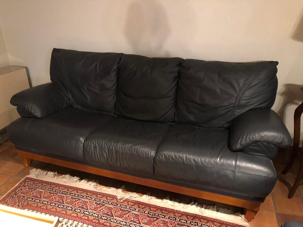 Donkerblauw lederen salon., Huis en Inrichting, Ophalen, Zo goed als nieuw, Leer, Klassiek met ronde houten pootjes.