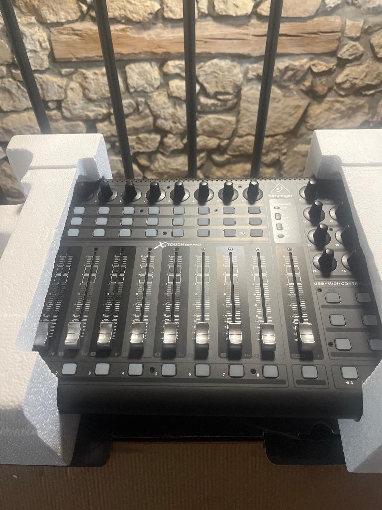 Behringer X Touch compact, Muziek en Instrumenten, Ophalen, Zo goed als nieuw, 5 tot 10 kanalen