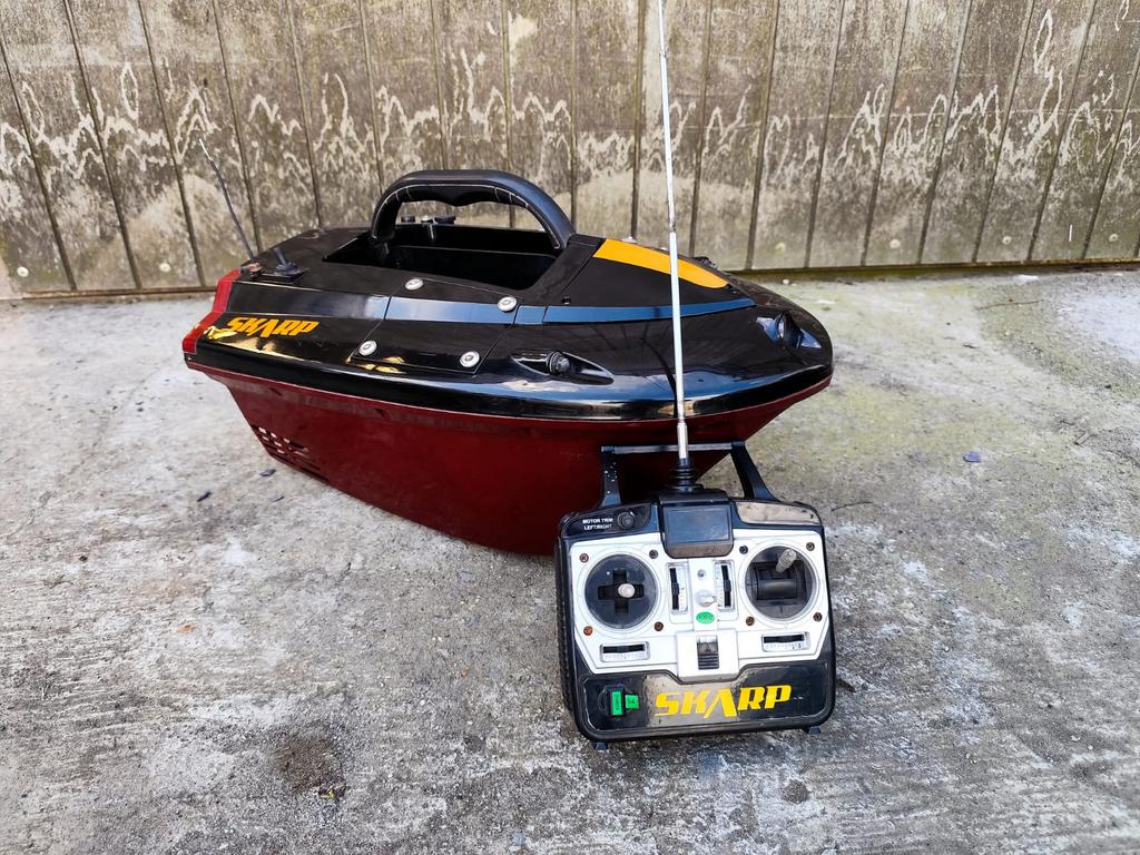 Skarp voerboot + afstandsbediening (nieuwe batterij), Ophalen, Zo goed als nieuw