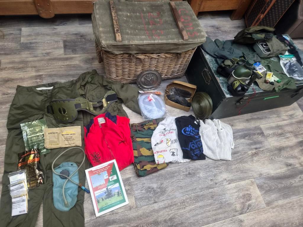 2 boîtes en métal et en roseau + Army Stuff, Enlèvement