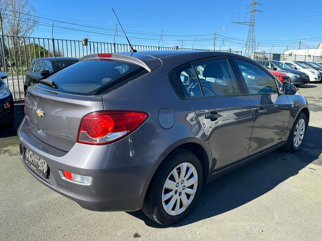 Chevrolet Cruze hatchback 1.6i, Auto's, Euro 5, Stof, 4 cilinders, Dealer onderhouden