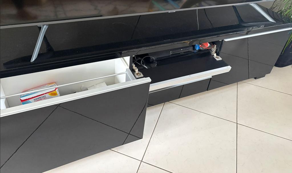 IKEA glanzend zwart tv-meubel met ingebouwde opbergruimte, Ophalen, Overige materialen, Gebruikt, 150 tot 200 cm