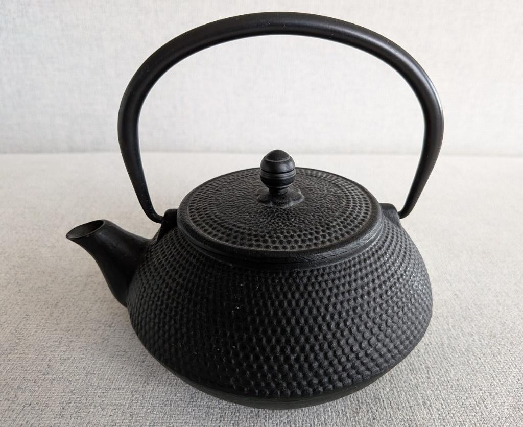 Zwarte gietijzeren theepot met roestvrijstalen filter, Ophalen of Verzenden, Zo goed als nieuw