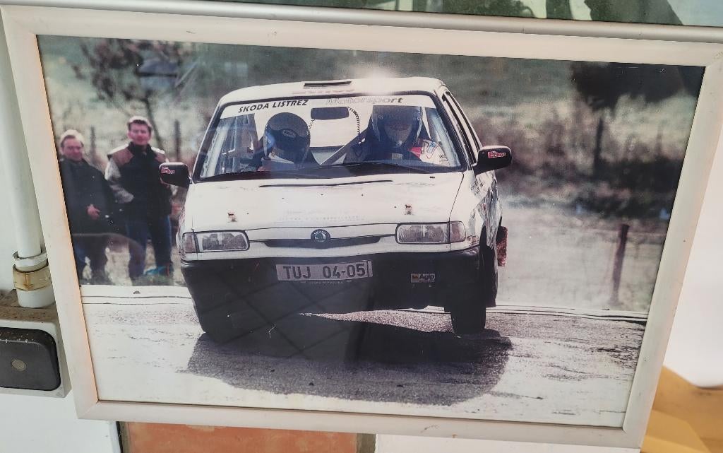 Photo Rallye Škoda Félicia Garage Listrez  collection Liège, Livres, Autos | Brochures & Magazines, Utilisé, Autres marques, Enlèvement
