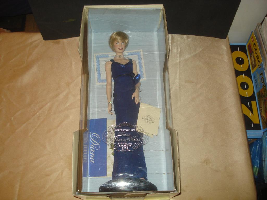 Lady Diana Magnifique Statuette en Porcelaine Neuve de 46 cm, Enlèvement ou Envoi, Neuf, Humain