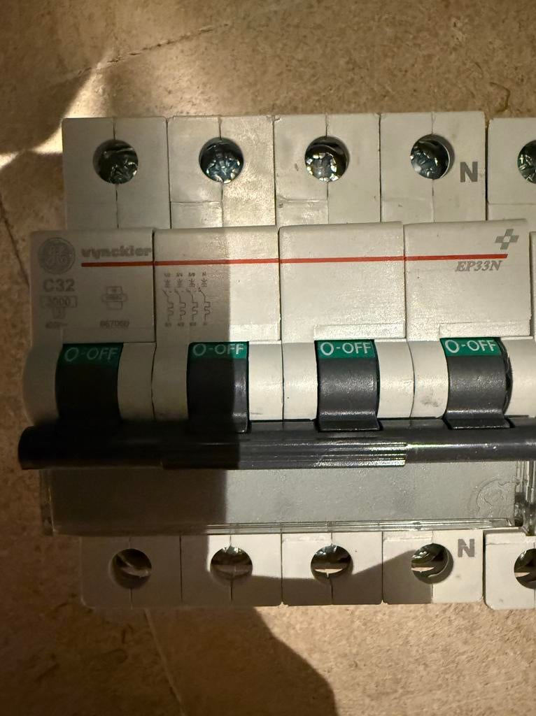 4 polige automaat c32 vynckier, Doe-het-zelf en Bouw, Ophalen, Zo goed als nieuw