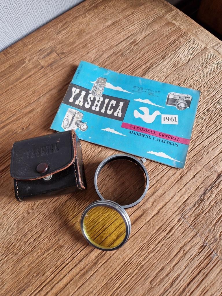 Yashica japan vintage lens houder 35 met catalogus 1961, Enlèvement ou Envoi