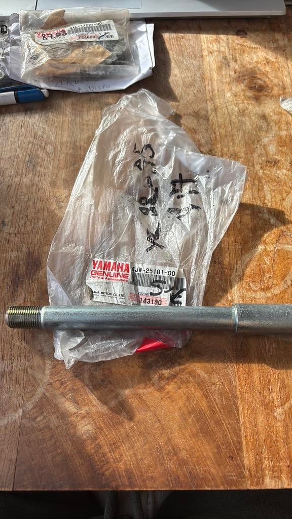 4JW-25181-00 Axe  roue avant Yamaha YZ250, Enlèvement ou Envoi, Neuf