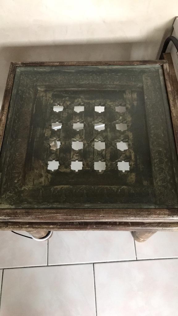 Petite table indienne, Enlèvement