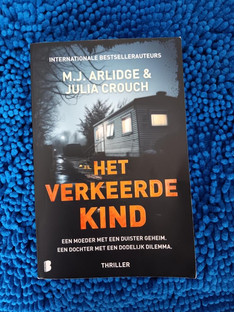 MJ Arlidge & Julia Crouch "het verkeerde kind", Ophalen of Verzenden, Zo goed als nieuw, M.J. Arlidge, België