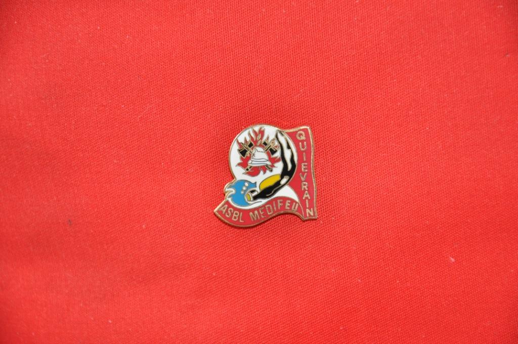 pins pompier quievrain asbl medifeu (x2010) 2eme modele, Collections, Enlèvement ou Envoi, Comme neuf, Autres sujets/thèmes, Insigne ou Pin's