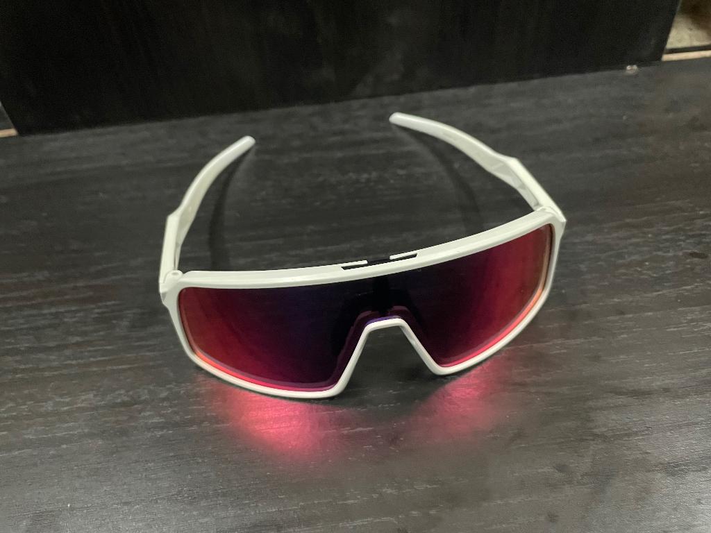 Oakley sutro, Enlèvement, Utilisé