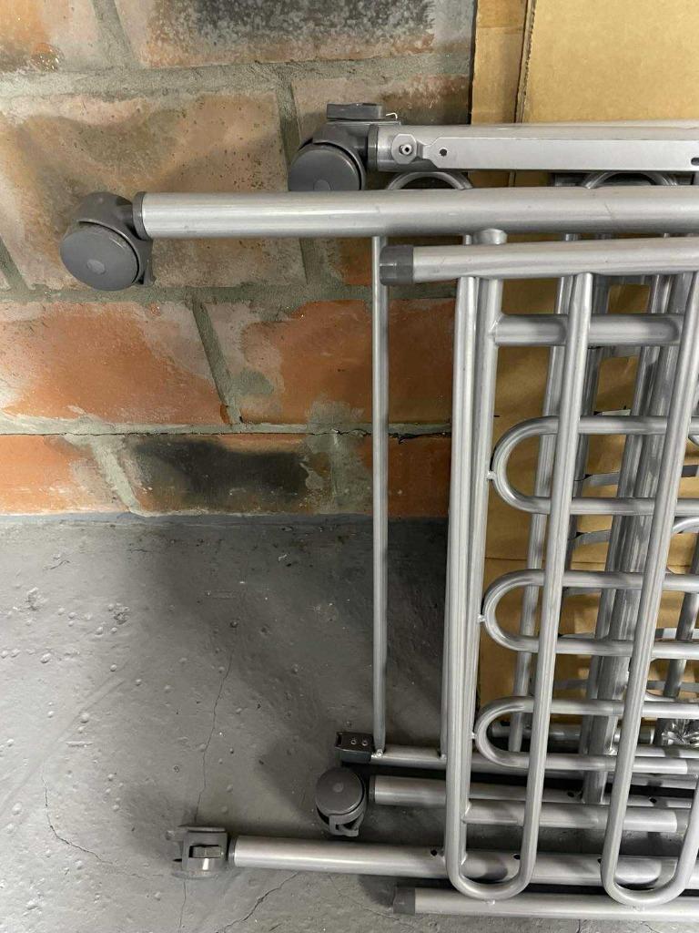 Kinderbedje grijs metaal, Ophalen, Zo goed als nieuw, Minder dan 140 cm, 70 tot 85 cm