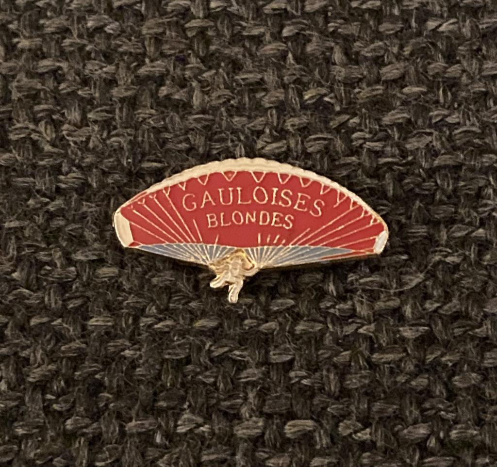 PIN - GAULOISES BLONDES - SIGARETTEN - CIGARETTES  PARACHUTE, Collections, Envoi, Utilisé, Marque, Insigne ou Pin's