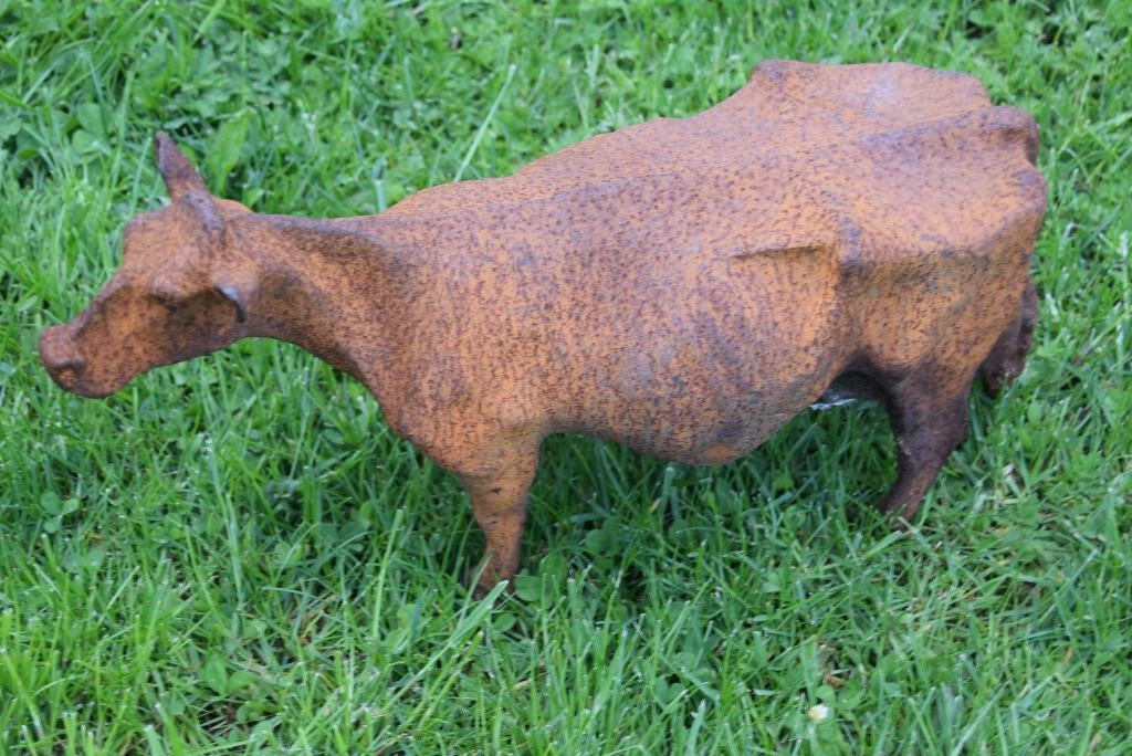 VACHE EN FONTE PATINEE ROUILLE (longueur 40 CM ), Enlèvement ou Envoi, Comme neuf, Autres matériaux, Animal
