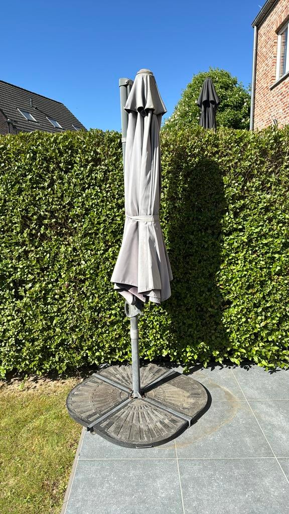 Parasol décentré & pieds + 4 dalles de lestage, Enlèvement, Parasol sur pied, Réglable, Utilisé