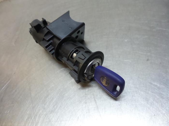 Serrure de contact + clé d'un Fiat Punto (Punto 99-), -, Utilisé, Fiat, -