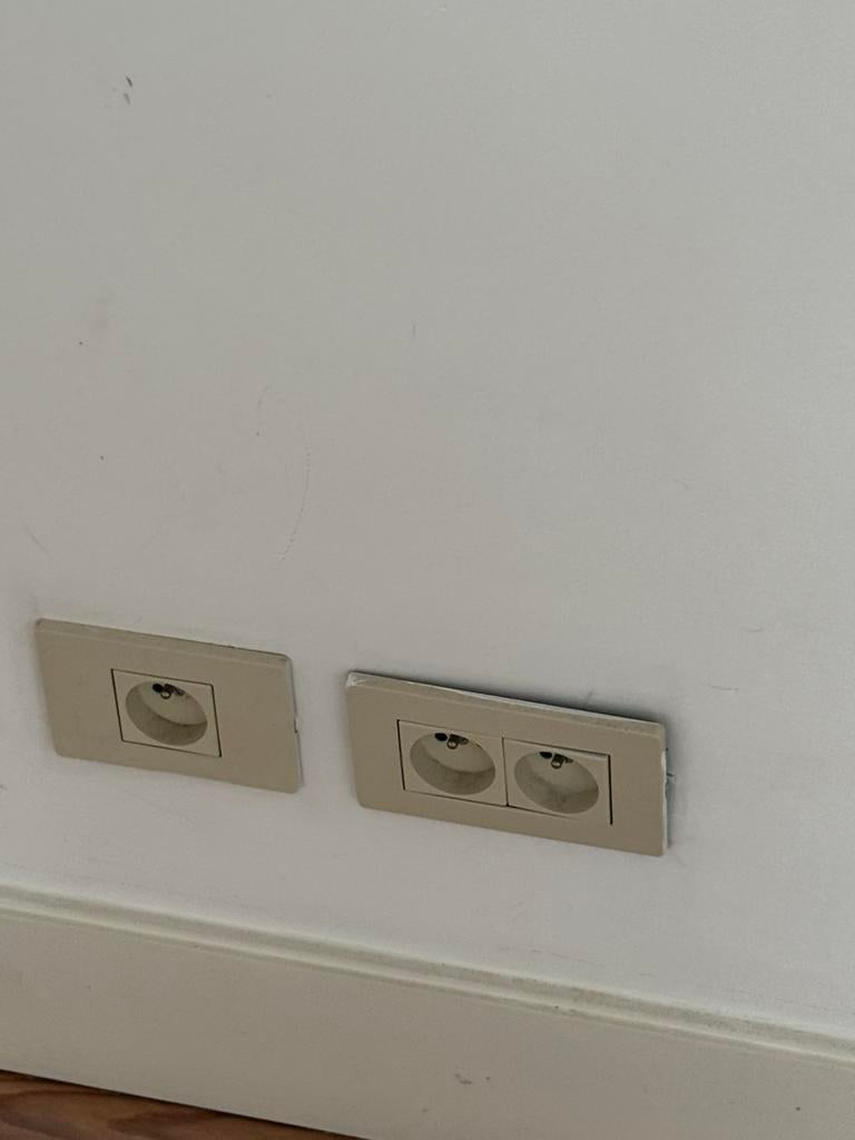 Cache prise et interrupteur a vendre bticino, Bricolage & Construction, Enlèvement, Comme neuf, Interrupteur