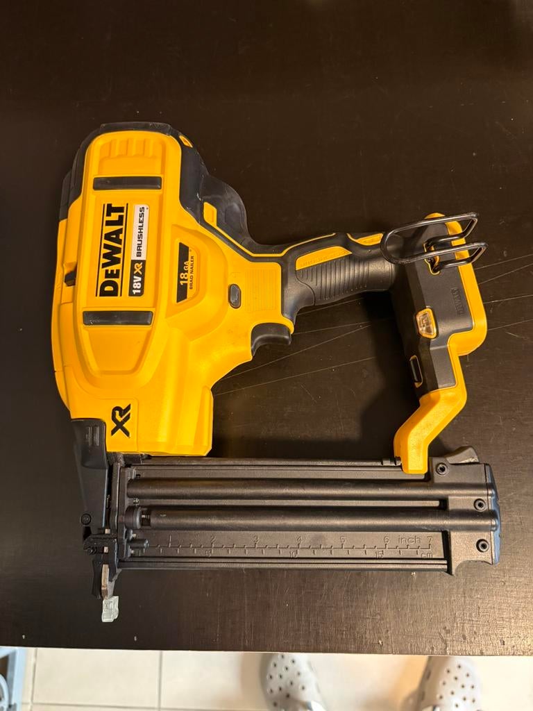 DeWalt DCN680NT 18V XR Brushless Brad Nailer, Ophalen of Verzenden, Zo goed als nieuw