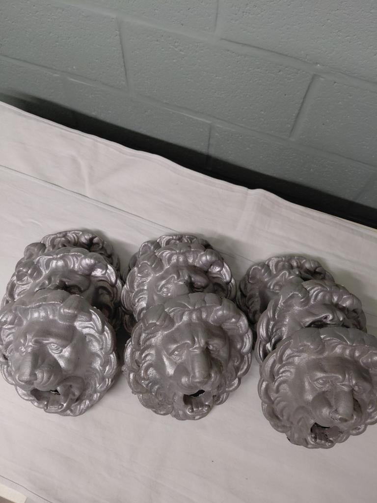 Lot de 9 têtes de lion en aluminium brut, Enlèvement