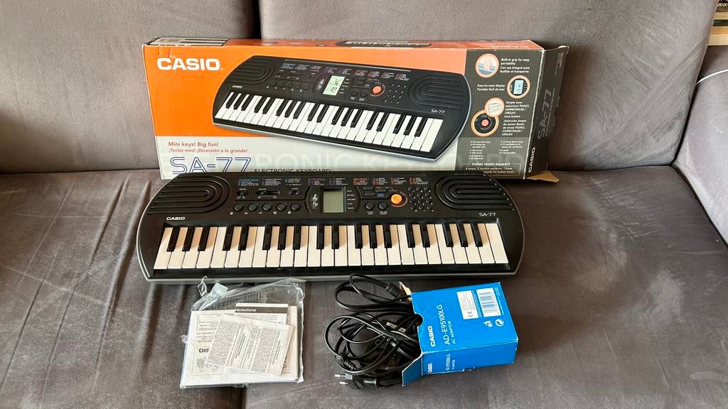 Casio SA-77 + oplader, Muziek en Instrumenten, Keyboards, Ophalen, Zo goed als nieuw, Casio