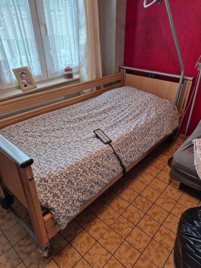 A vendre lit médicalisé complet avec matelas, Divers, Matériel Infirmier, Enlèvement, Comme neuf