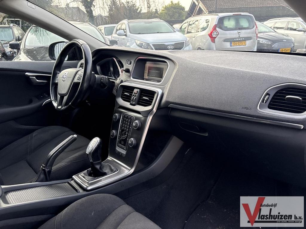 Volvo V40 1.6 D2 Kinetic | Climate | Cruise | Navi | PDC | A, Auto's, Volvo, 88 g/km, Zwart, Start-stop-systeem, V40