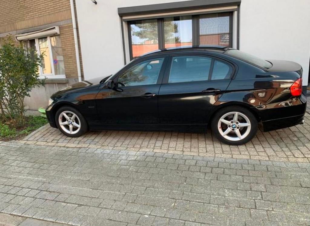 BMW 318i Automatic — 157 404 km — Approuvé à la vente, Autos, BMW, Bluetooth, Autres modèles, Achat, Autre