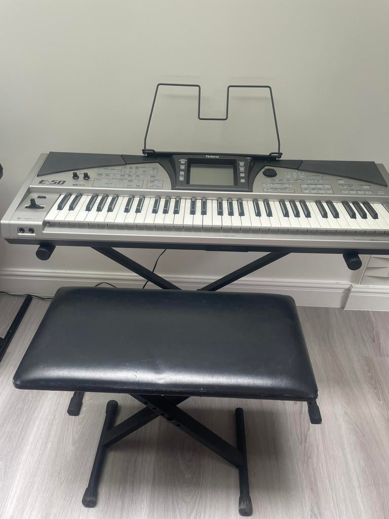 Roland E-50, Musique & Instruments, Claviers, Enlèvement, Comme neuf, Roland, Avec pied