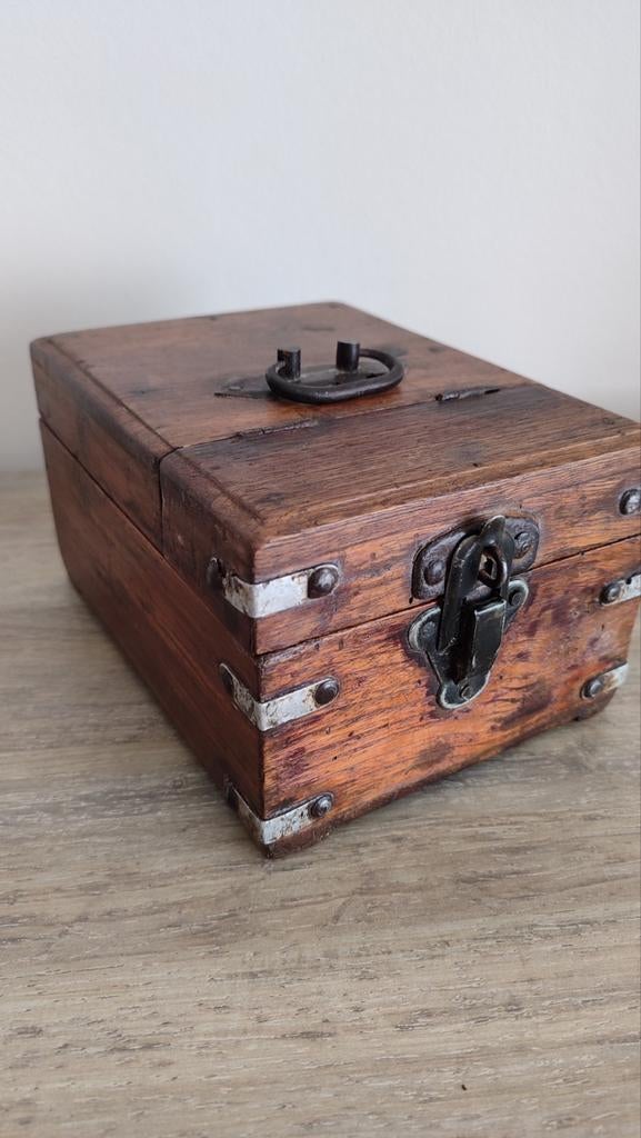Ancienne boîte à bijoux en bois