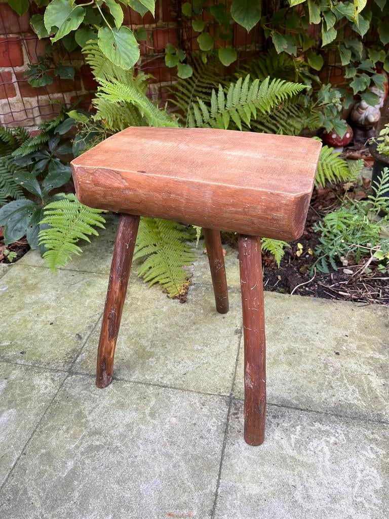 Rustiek brutalistisch oud houten krukje - natuurlijke vorm, Ophalen of Verzenden