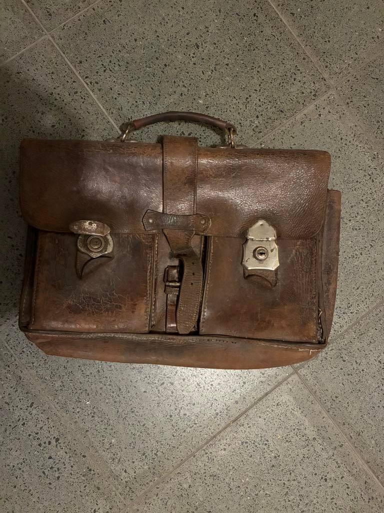 Oude lederen boekentas, Ophalen, Gebruikt