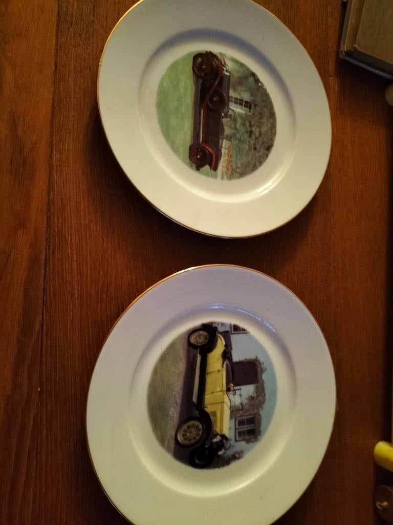 Deux assiettes de collection limoge avec dessins de voitures, Antiquités & Art, Enlèvement ou Envoi