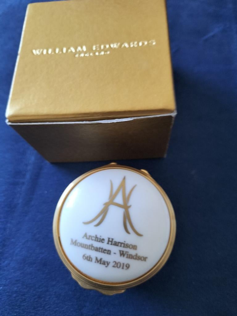 Boîte à pilules de naissance en porcelaine Archie Mountbatte, Collections, Envoi, Neuf, Service