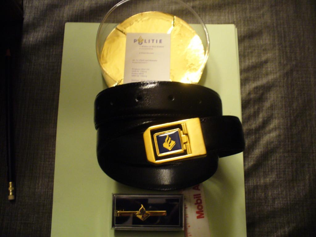 Broeksriem + dasspeld - Politie Nederland, Verzamelen, Verzenden, Overige soorten, Embleem of Badge