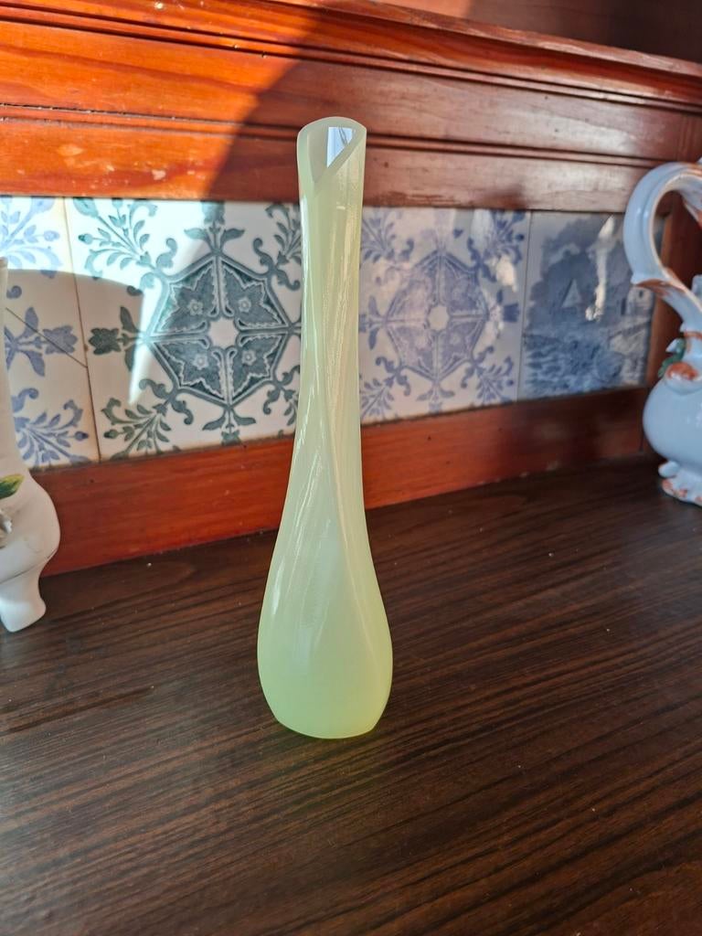 Vase ancien en opaline vert pâle jade laiteux, Antiquités & Art, Enlèvement ou Envoi