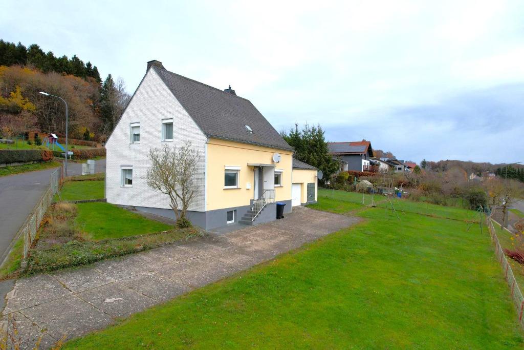 Rustig gelegen, vrijstaand woonhuis met uitzicht in de Eifel, Immo, 115 m², Woonhuis, Duitsland, Dorp