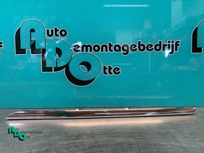 Cadre de calandre d'un Mercedes E-Klasse (E-Klasse 09-) (NVT, Neuf, 3 mois de garantie, -, -