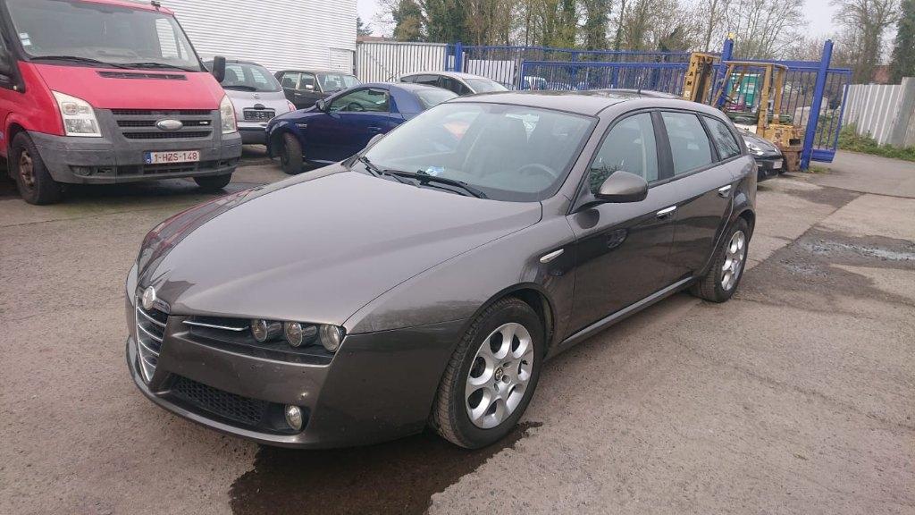 Alfa Romeo 159 diesel 2007 196000km bt auto clim GARANTIE, Auto's, Bruin, Parkeersensor, Leder, Bedrijf