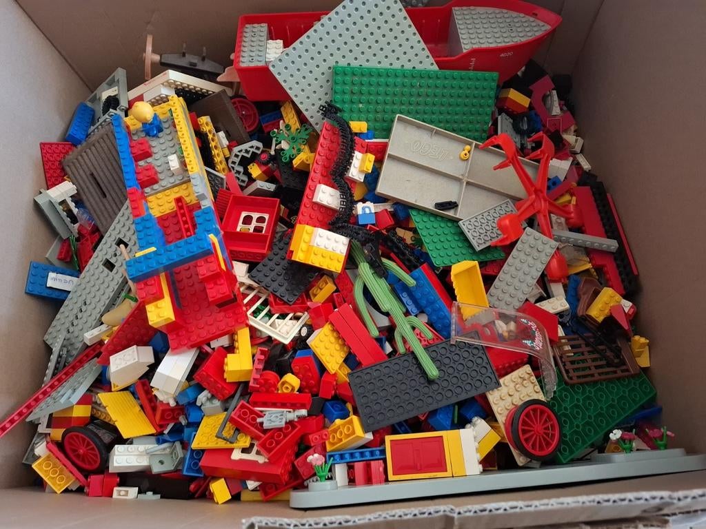 Grote doos met Lego blokken , poppetjes , accesoires , enz.., Ophalen
