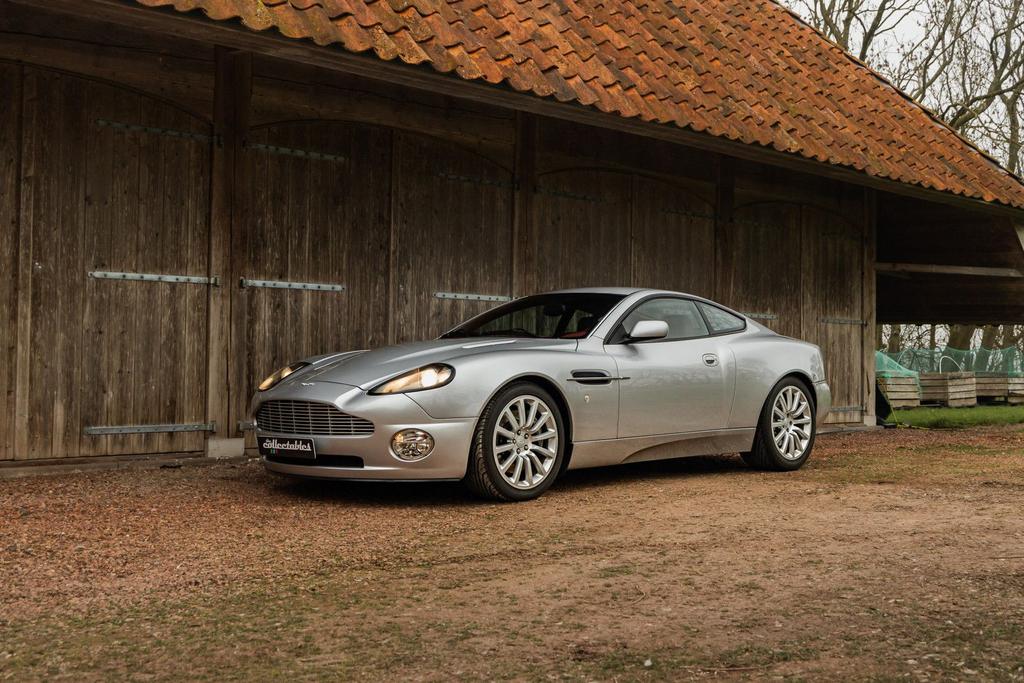 Aston Martin Vanquish V12 5.9, slechts 3.696km, Autos, Aston Martin, Argent ou Gris, Achat, Entreprise, Alarme