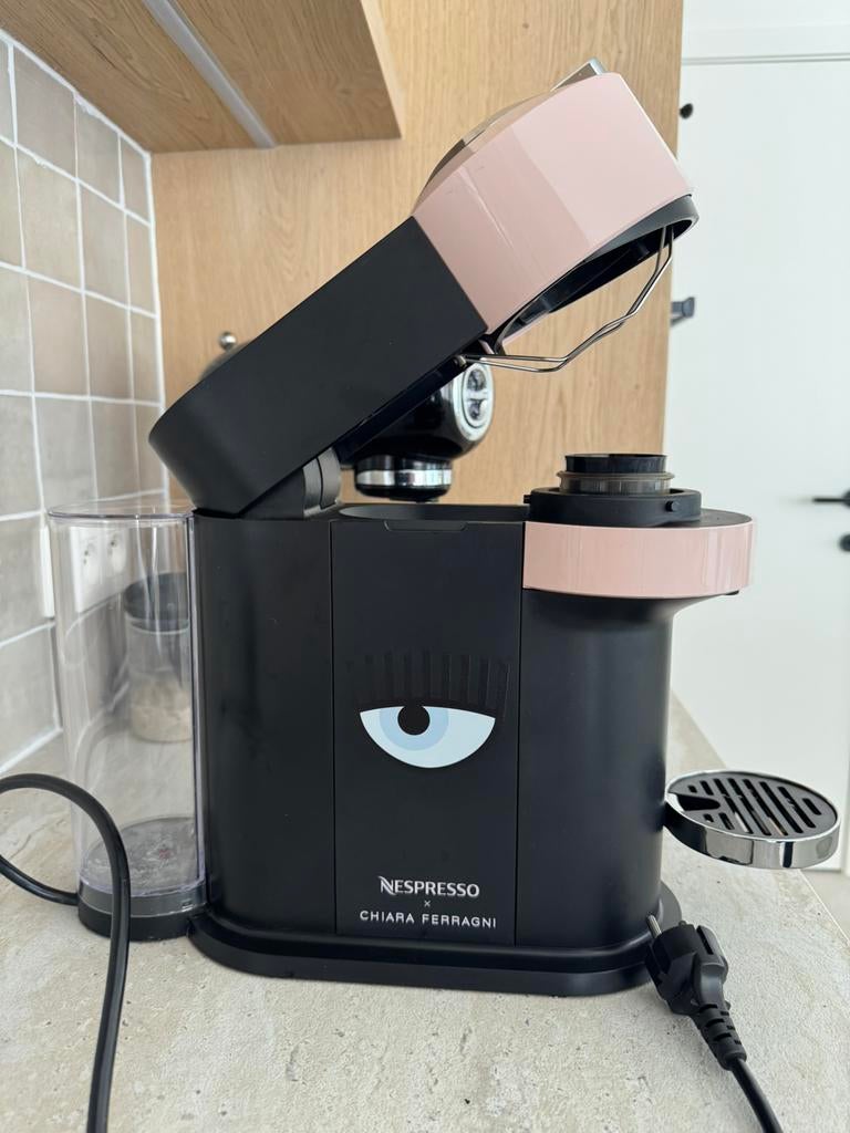 Nespresso Vertuo limited edition, Réservoir d'eau amovible, Dosettes et capsules de café, Comme neuf, 4 à 10 tasses