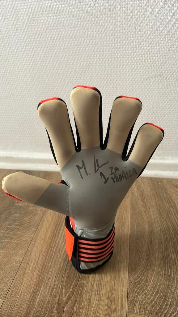 Gesigneerde keeperhandschoen Mile Svilar, Sport en Fitness, Ophalen, Gebruikt, Handschoenen