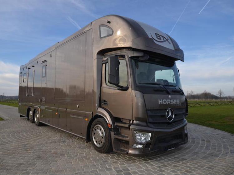 Luxe paardenwagen in veiling MERCEDES-BENZ - ACTROS (2017), Auto's, Automaat, Bruin, Achteruitrijcamera, Bedrijf
