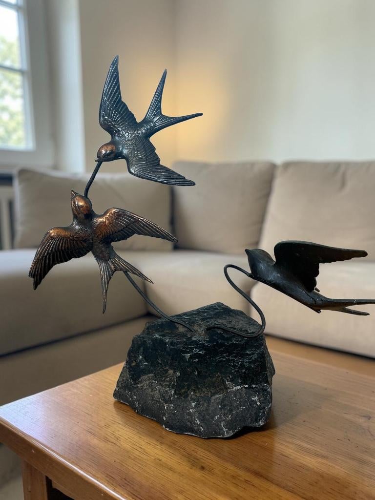 Sculpture vintage hirondelles métal patiné & socle pierre, Antiquités & Art, Enlèvement ou Envoi