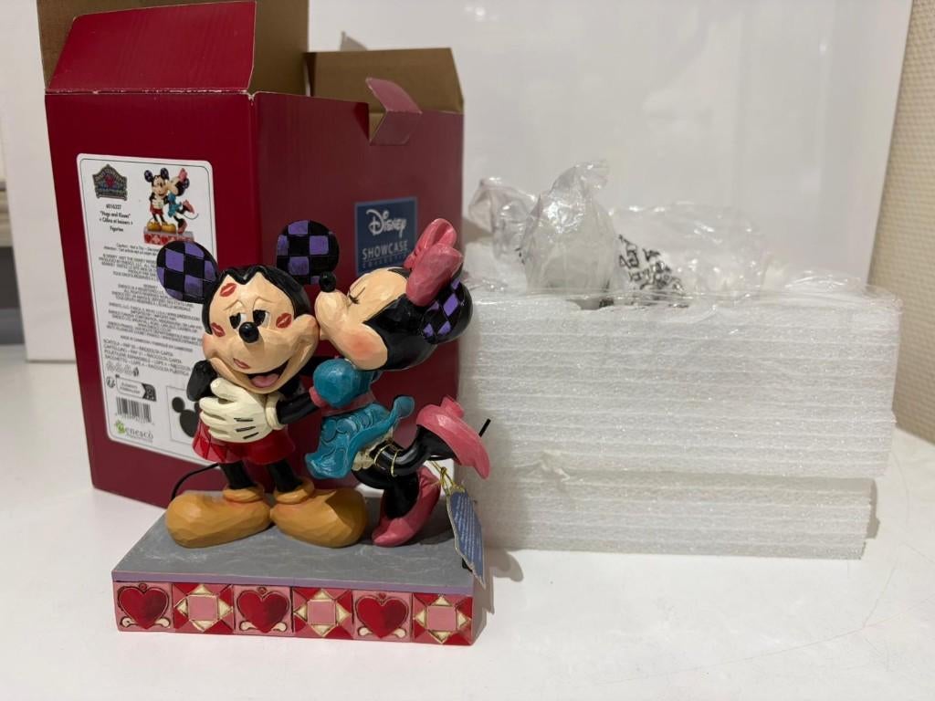 disney traditions Hugs and Kisses, Ophalen, Nieuw