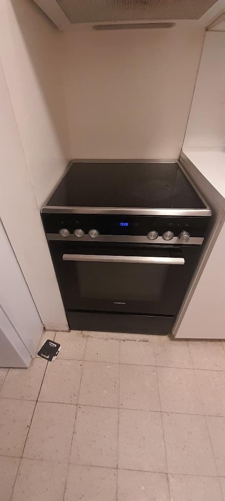 Elektrische kook vuur met ovenq, Elektronische apparatuur, Ophalen, Gebruikt, 4 kookzones, Vrijstaand