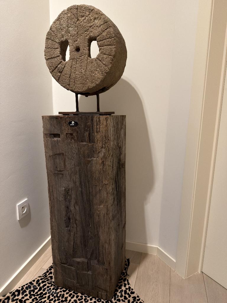 Molensteen op massief houten pilaar, Huis en Inrichting, Woonaccessoires | Zuilen en Pilaren, Ophalen, Zo goed als nieuw
