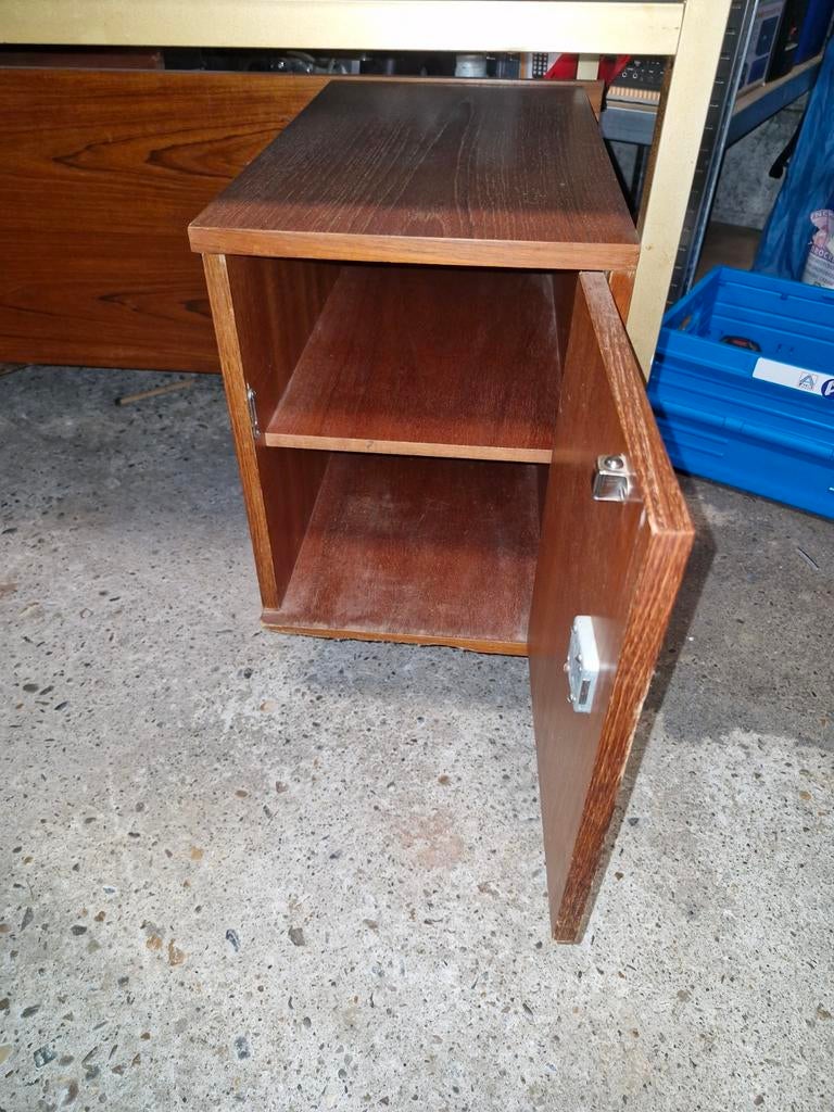 Houten bureau met ijzeren omkadering en 2 ladevakken, Ophalen