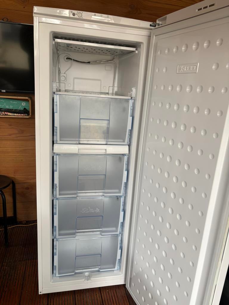 Beko diepvries met 4 laden, 1 ijslade en 1 legvlak., Ophalen, Gebruikt, Vrijstaand, Vrieskast